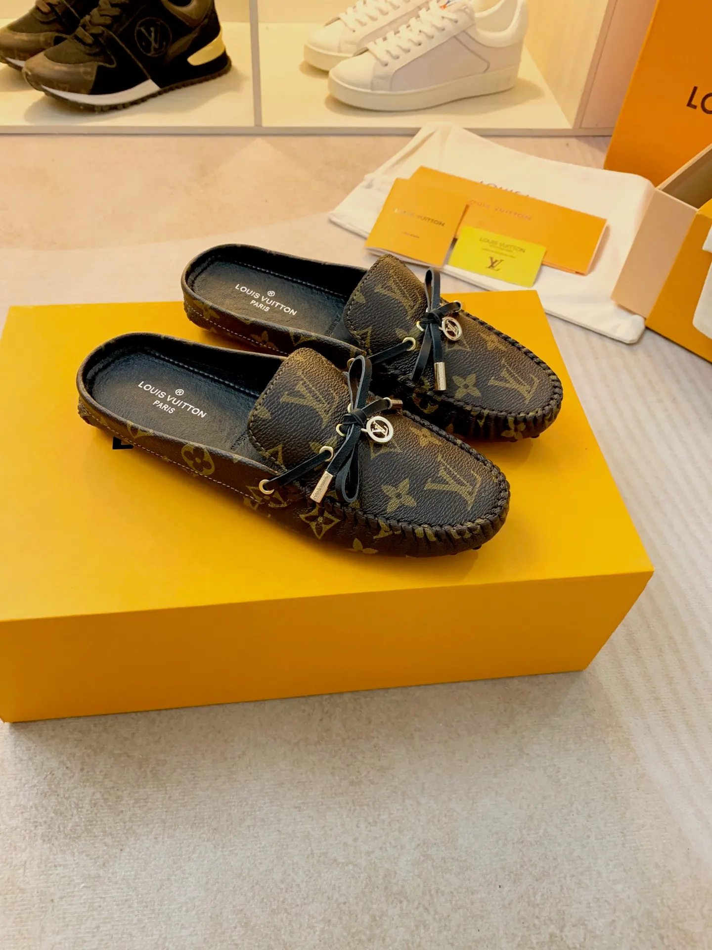 p460💰Couple model❤️🇫🇷 𝙇𝙤𝙪𝙞𝙨 𝙑𝙪𝙞𝙩𝙩𝙤𝙣 🇫🇷Louis Vuitton 2023 Classic𝓛𝓿 𝓣𝓻𝓪𝓲𝓷𝓮𝓻 Sports Series ➪➪➪¯ [Arizona Doudou Shoes Series] ▪️▪️▪️Arizona slip-on shoes are made of Monogram Eclipse canvas. Its hand-painted and dyed edges and hand-sewn uppers fully demonstrate Louis Vuitton's traditional shoemaking craftsmanship. This slip-on shoe is very lightweight. The integrated tongue and upper make it particularly comfortable and flexible. The soft outsole is equipped with rubber padding. Decorated with matching sash. Detailed features: ☑️Monogram Eclipse canvas ☑️Black Eclipse pattern ☑️Hand-painted shoe edges ☑️Hand-sewn uppers (each pair takes time to process) ☑️Integrated tongue and upper construction ☑️Outsole equipped with rubber lining ☑️size: 35_46